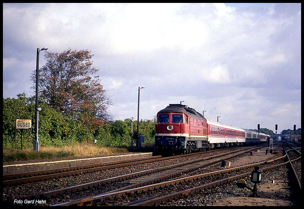 132203 ist hier mit dem IC 601 Rheinland nach Basel unterwegs. Der Zug passiert gerade den alten ehemaligen Bahnsteig in Güsen.