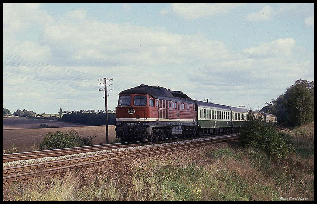 132345 ist hier am 16.9.1990 um 14.52 Uhr bei Ovelgünne mit dem D 444 nach Köln unterwegs.