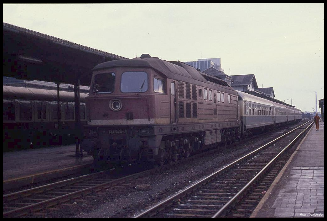 132525 hat hier am 21.11.1990 den E 2054 nach Köln an den Bahnsteig in Nordhausen gebracht und spannt wenig später ab, um den Zug an eine andere Diesellok zu übergeben.