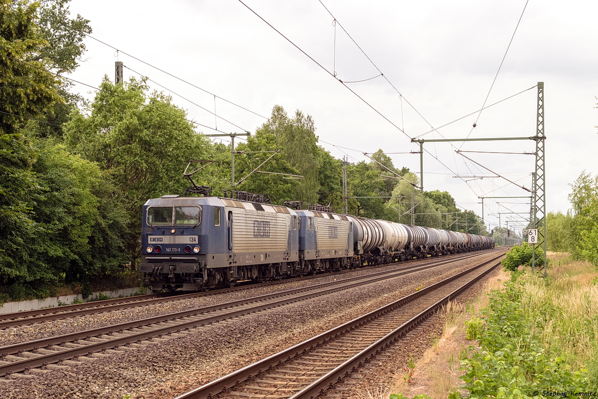 134 (143 173-3) & 120 (143 079-2) RBH Logistics GmbH mit einem Kesselzug in Friesack und fuhren weiter in Richtung Nauen. 19.06.2018