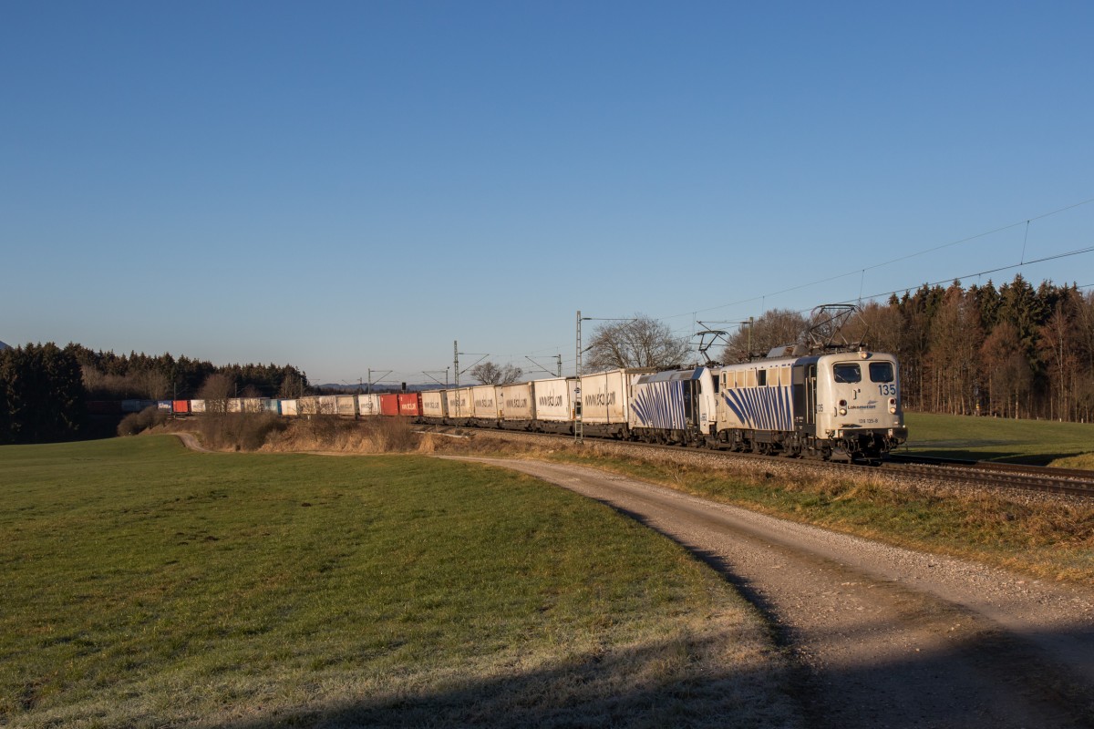 139 135 und 185 663 mit dem 41857 am 24. Dezember 2015 in Hütt bei Grabenstätt.
