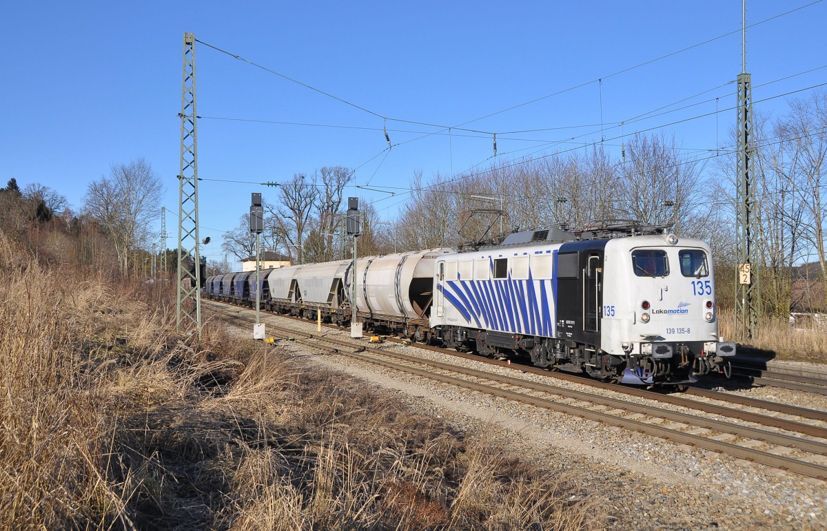139 135 von Lokomotion kommt als Tageshighlight mit einen Getreidezug durch den Bahnhof Aßling in Obb.gefahren.Das Bild entstand am 6.2.2014