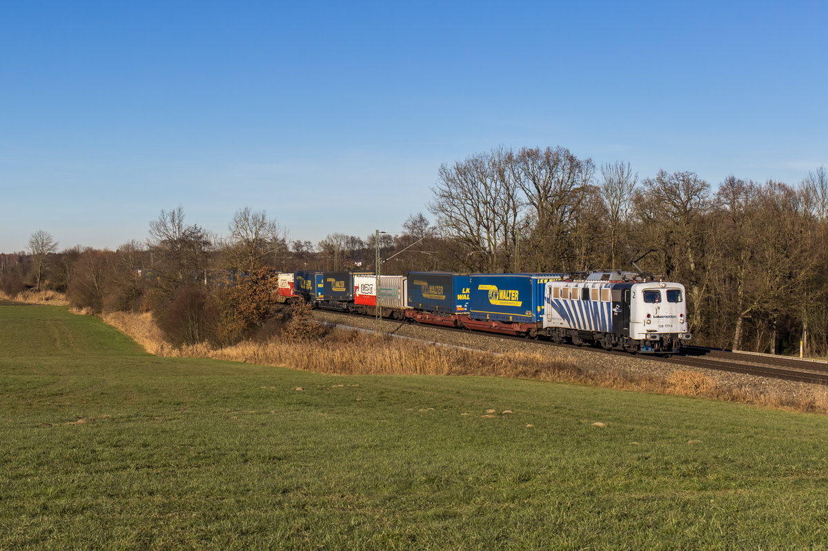 139 177 von Lokomotion mit einem KLV bei Hilperting, aufgenommen am 10. Dezember 2016.