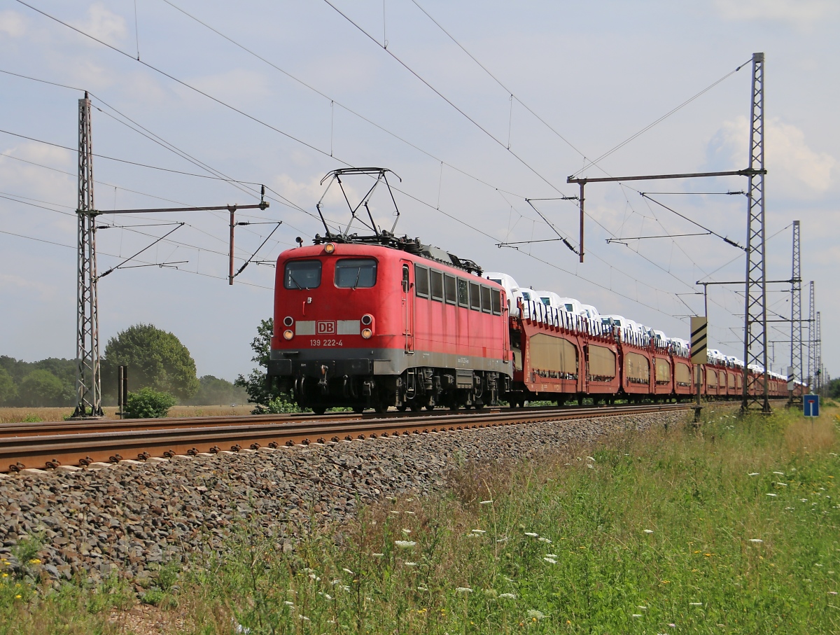 139 222-4 mit Autotransportzug in Fahrtrichtung Wunstorf. Aufgenommen am 24.07.2015 in Dedensen-Gümmer.