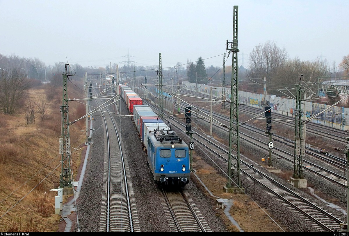 139 285-1 der Eisenbahngesellschaft Potsdam mbH (EGP) als Containerzug passiert den Abzweig Thüringen (At) Richtung Norden. Aufgenommen von der Brücke Dieselstraße, Halle (Saale). [28.3.2018 | 9:25 Uhr]
