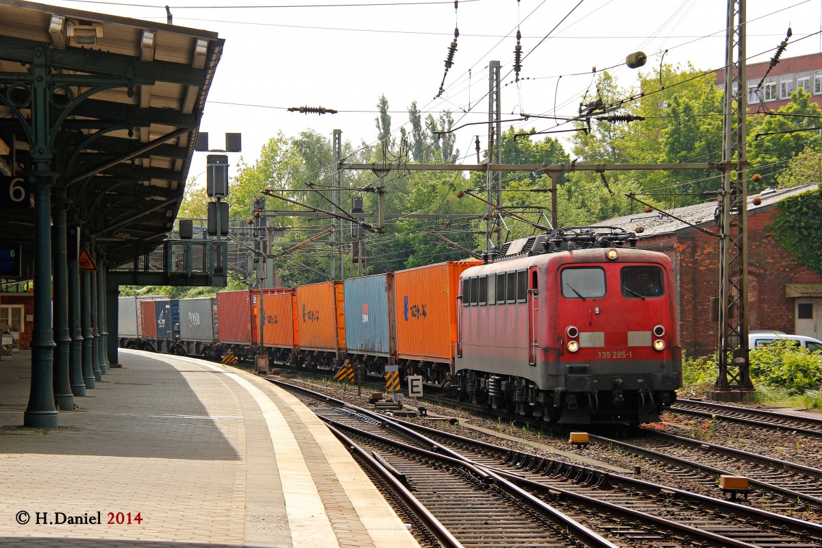 139 285-1 mit einem Containerzug am 07.05.2014 in Hamburg Harburg.