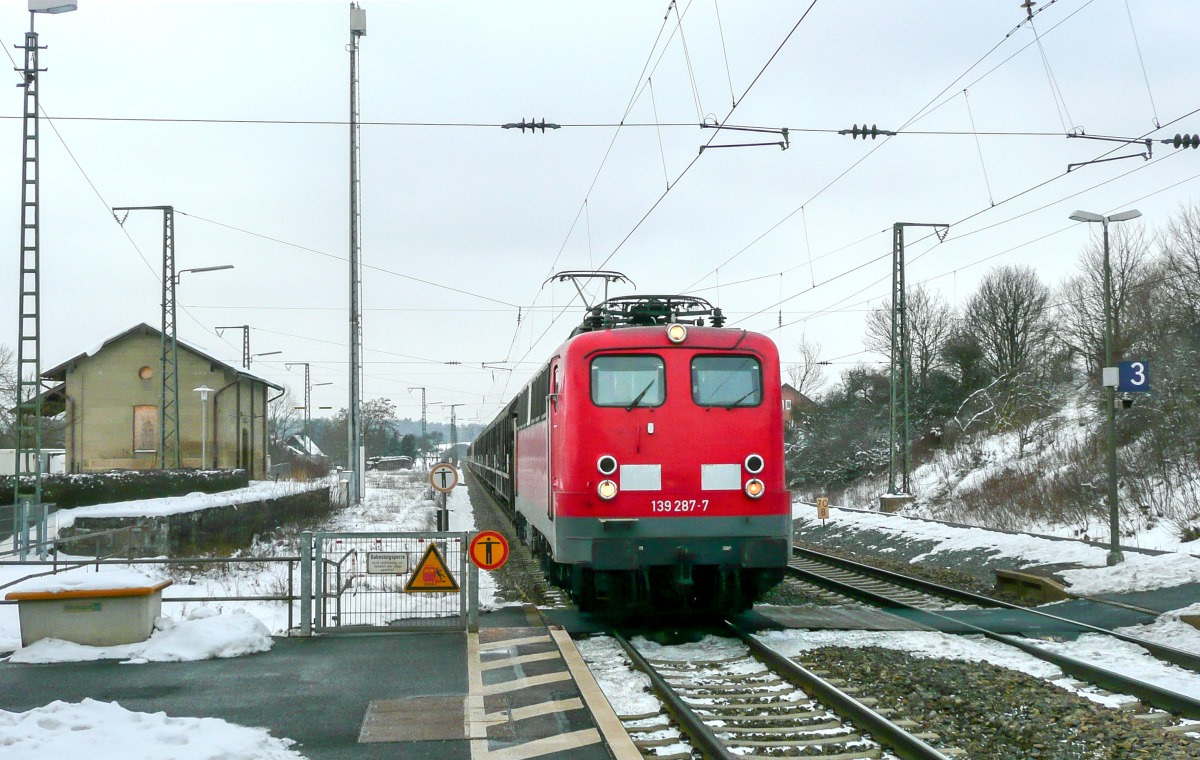 139 287 erreichte am 25.1.13 mit einem Güterzug nach München den Übergang für Fußgänger nach Gleis 3 in Oberdachstetten. 