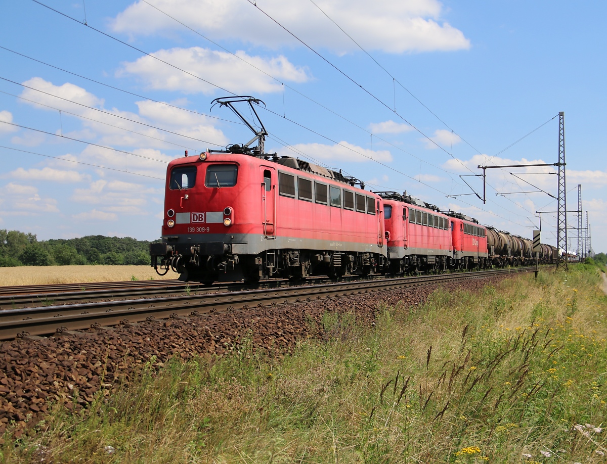 139 309-9 mit den Wagenloks 139 222-4 und 140 544-8 und einem gemischten Güterzug in Fahrtrichtung Wunstorf. Aufgenommen bei Dedensen-Gümmer am 23.07.2014.