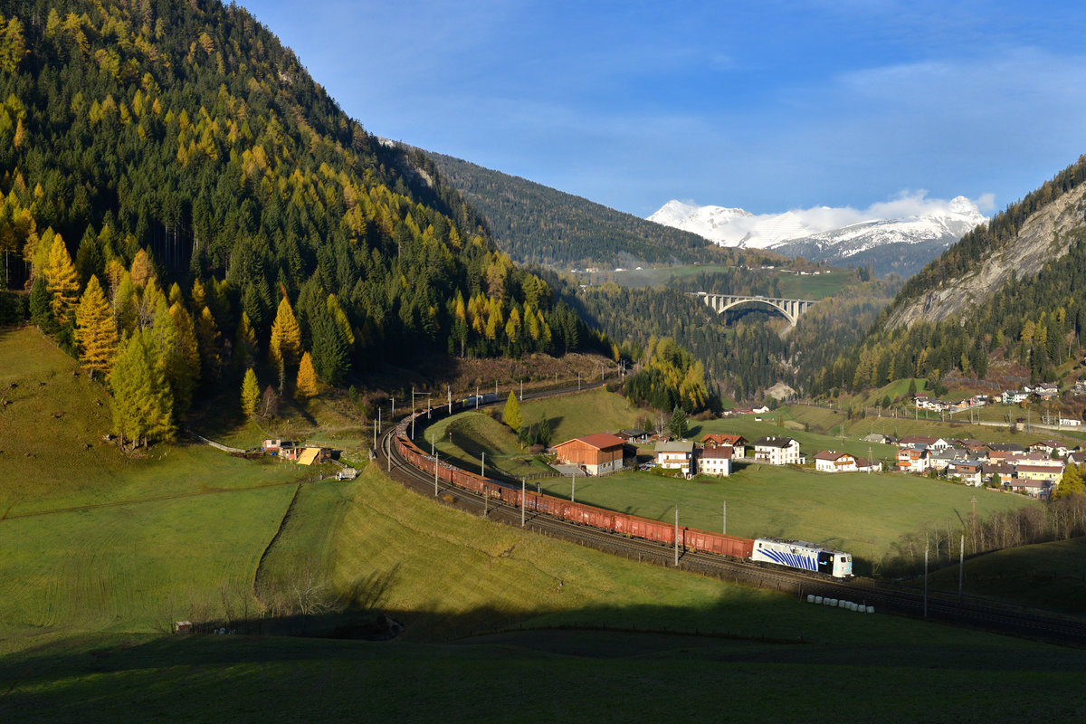 139 310 mit TEC 44121 am 28.10.2017 bei St. Jodok am Brenner. 