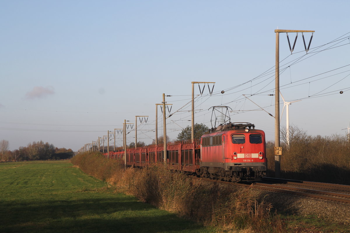 139 314-9 (Baujahr: 1964) mit einem Güterzug in die Richting Leer bei Petkum am 12-11-2015.