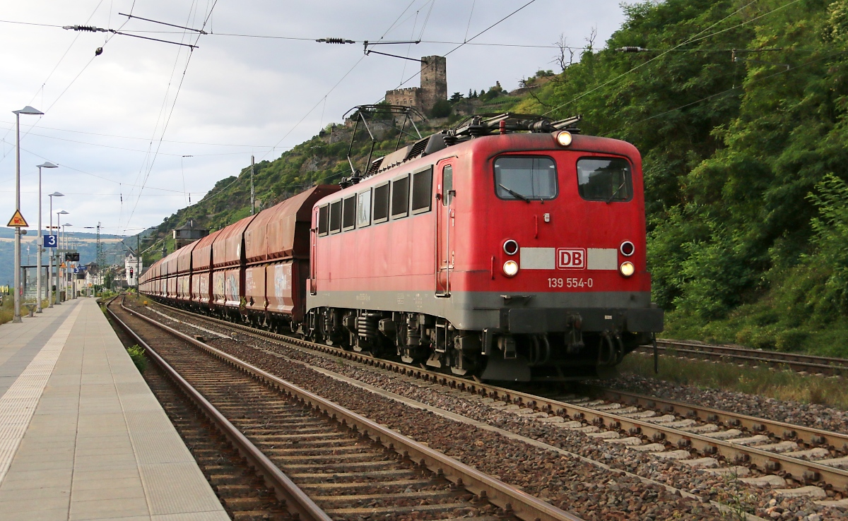 139 554-0 mit Erzwagen in Fahrtrichtung Rüdesheim. Aufgenommen am 14.07.2015 in Kaub am Rhein.