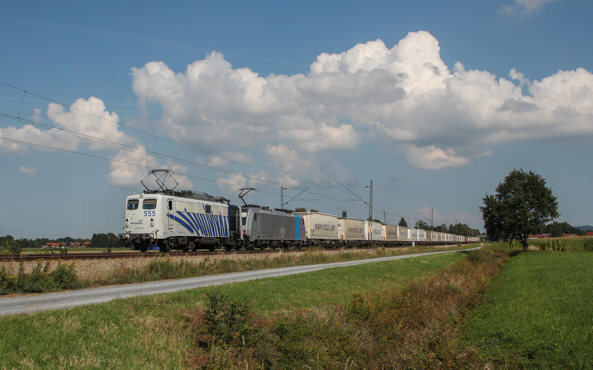 139 555 und eine 186 fahren mit einem EKOL bei Übersee in Richtung München, aufgenommen am 9. September 2016.