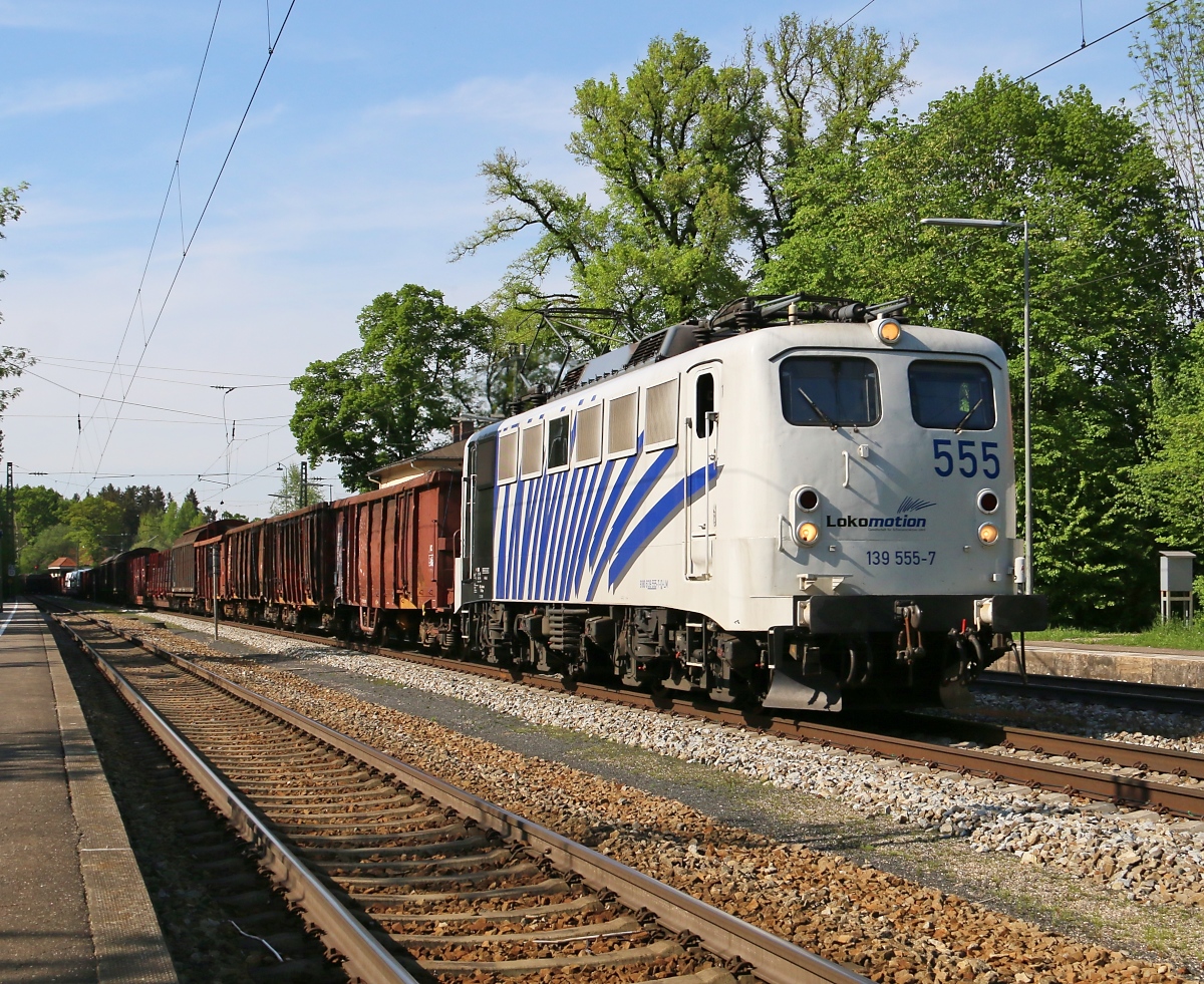 139 555-7 mit gemischtem Güterzug aus Richtung München kommend. Aufgenommen in Aßling am 08.05.2015.