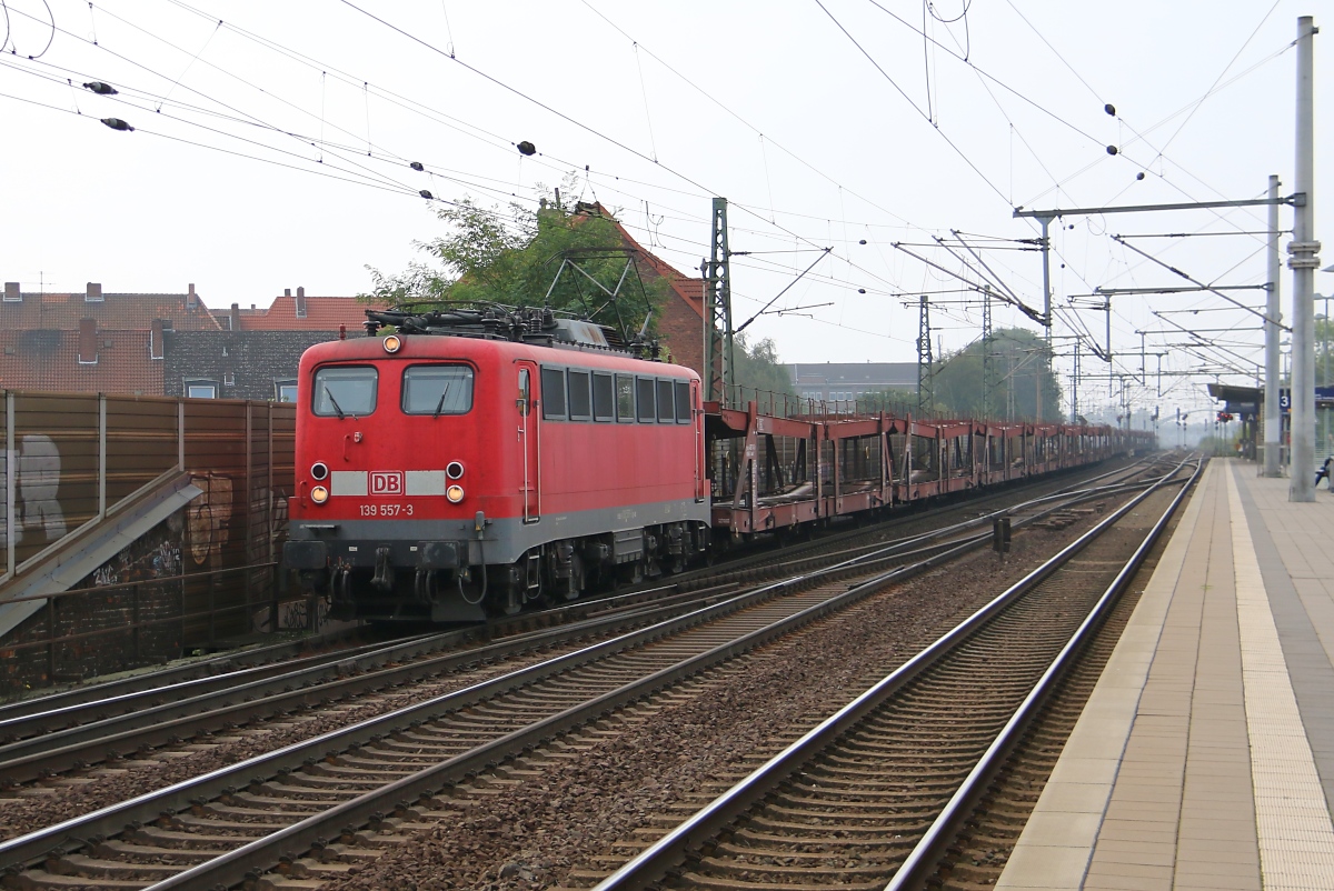 139 557 mit leeren Autotransportwagen aus Richtung Seelze kommend. Aufgenommen am 20.09.2014 in Hannover Linden-Fischerhof.