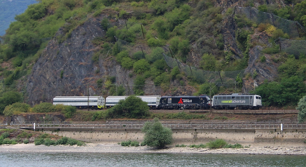 139 558 mit einer Retrack Vectron und zwei Railadventure Schutzwagen in Fahrtrichtung Rüdesheim. Aufgenommen am 16.07.2015 von Boppard-Hirzenach aus.