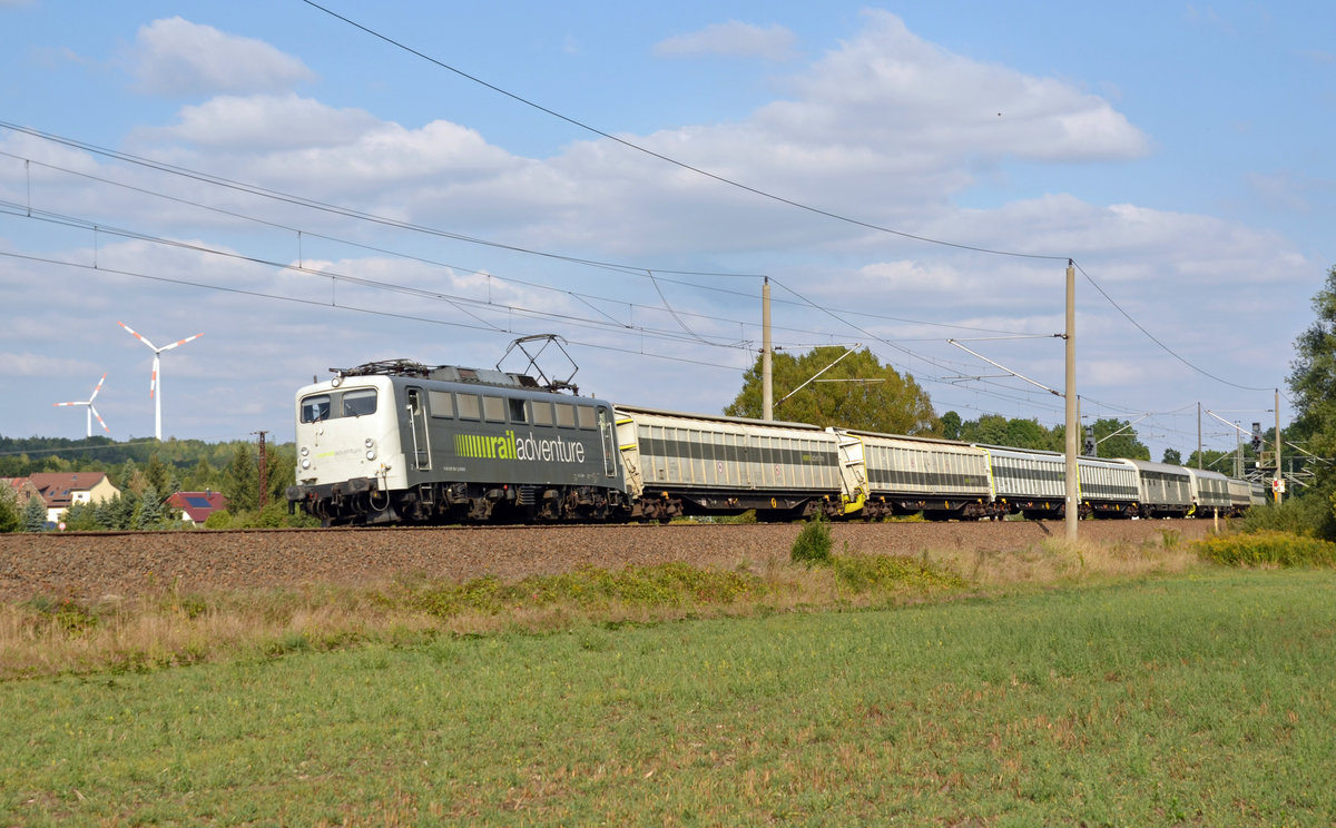 139 558 der Railadventure schleppte am 18.09.16 acht Kuppelwagen durch Burgkemnitz Richtung Bitterfeld.