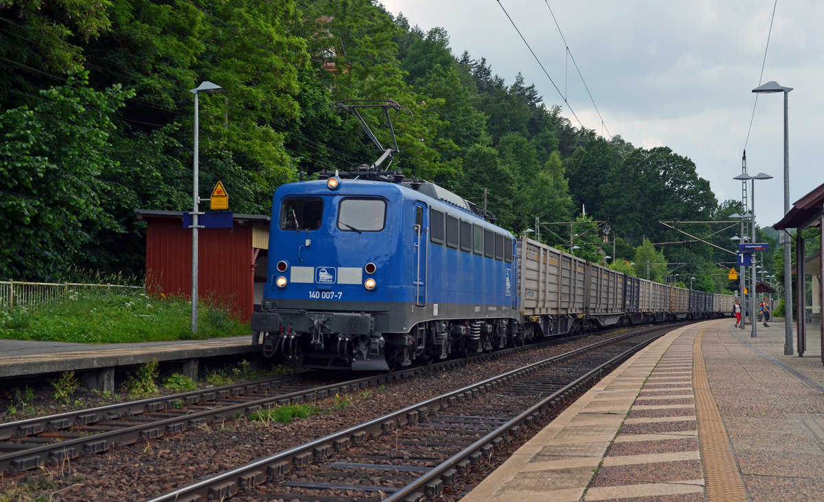 140 007 der Press schleppte am 12.06.16 einen Containerzug durch Stadt Wehlen Richtung Bad Schandau.