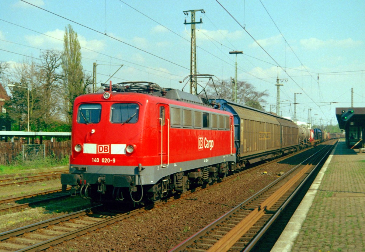 140 020 mit Gterzug Richtung Bremen am 20.04.1999 in Wunstorf