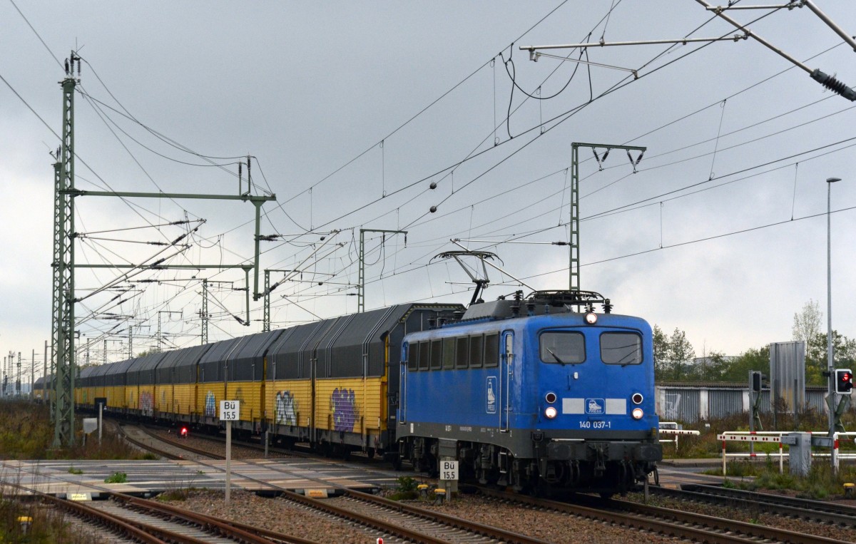140 037 der Press beförderte am 17.10.15 einen Altmannzug durch Rodleben Richtung Bitterfeld. Wegen einem geparkten Containerzug war nur dieses Bild vom Bahnsteigzugang möglich.
