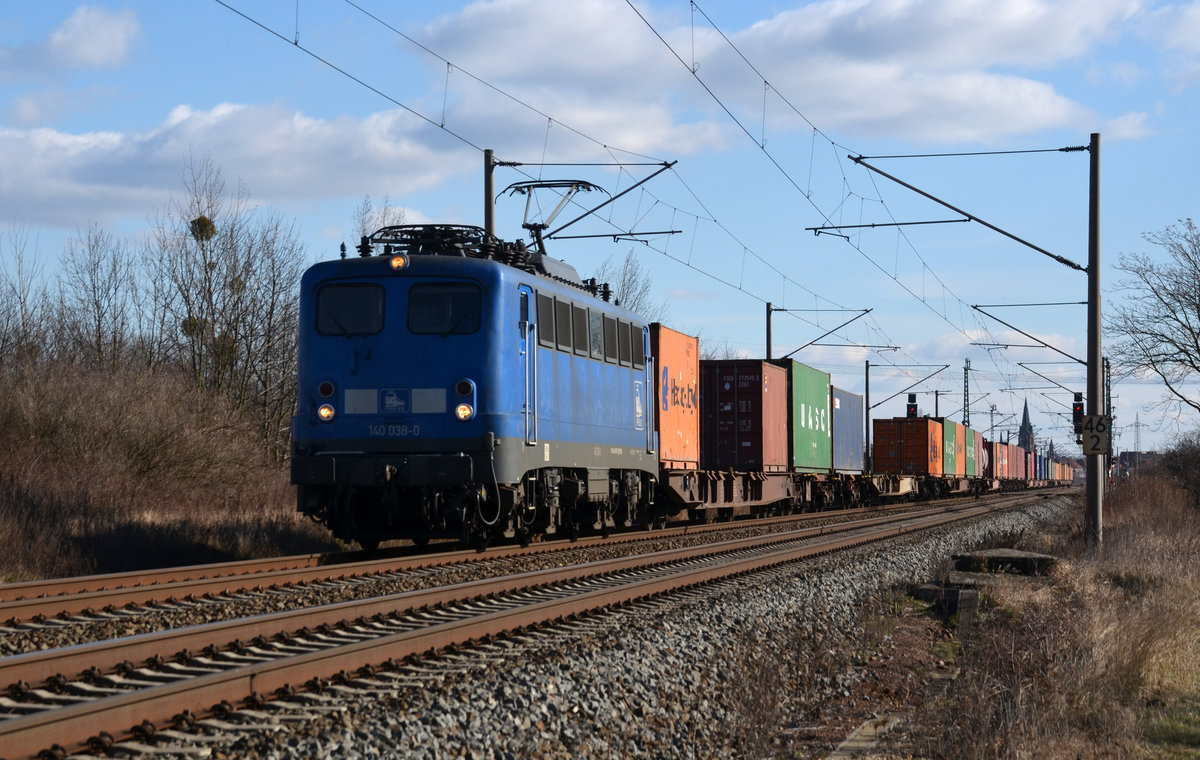 140 038 der Press wird von Metrans für den innerdeutschen Containerverkehr eingesetzt. Hier rollt sie mit einem Zug aus Leipzig-Wahren kommend am 24.02.18 durch Greppin Richtung Dessau.