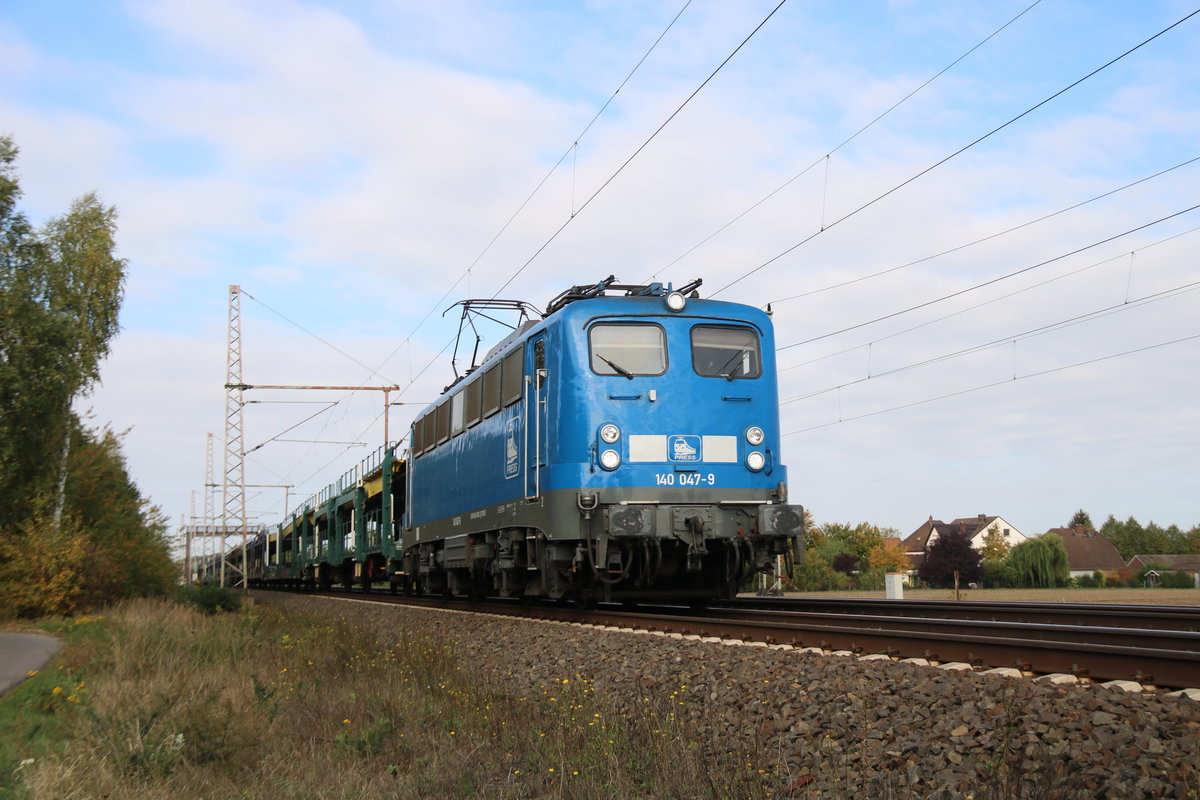 140 047 unterwegs mit ihrem leeren Autozug in Richtung Hannover am 27.9.18 durch Dedensen-Gümmer