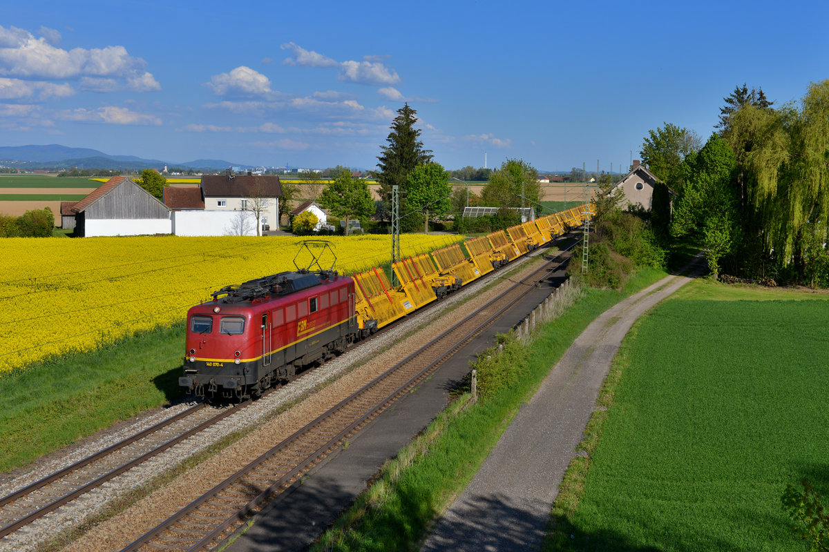 140 070 mit einem Bauzug am 30.04.2016 bei Stephansposching. 