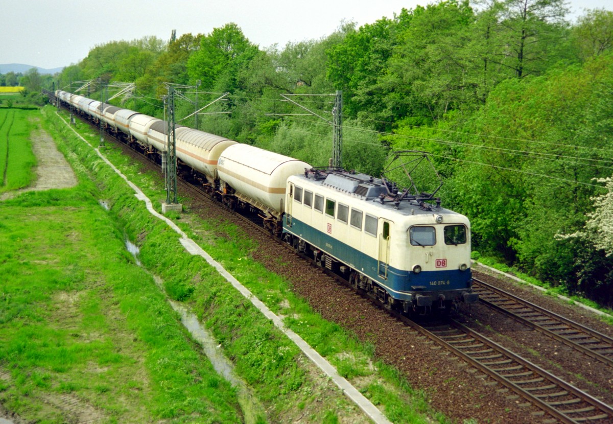 140 074 mit Gterzug Richtung Hannover am 09.05.1998 in Kirchhorsten