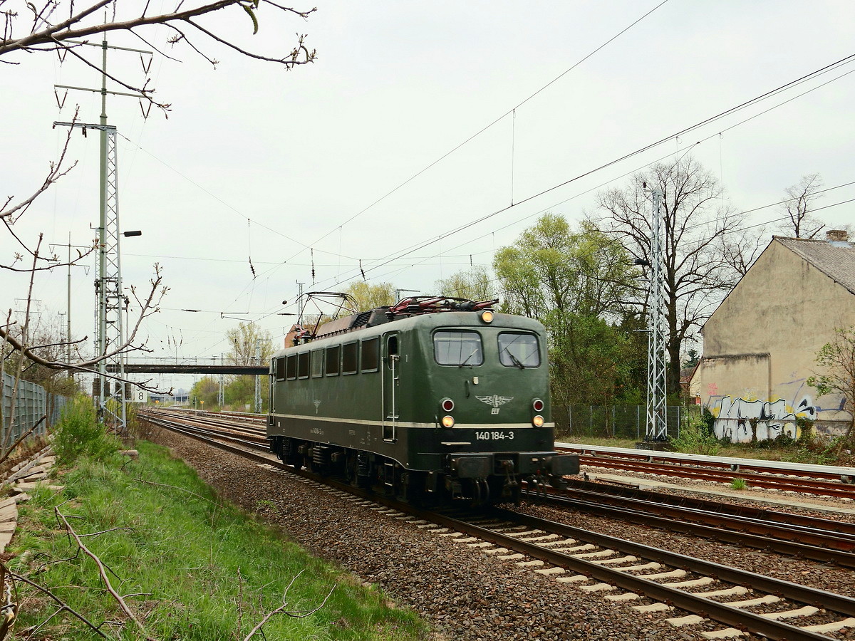 140 184-3  als Tfzf bei der Durchfahrt durch Schönefeld aus Richtung Berlin kommend am 12. April 2017. (Neue Version)