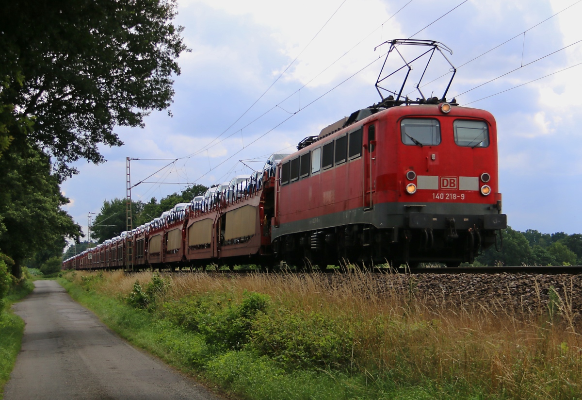 140 218-9 mit Autotransportzug in Fahrtrichtung Verden(Aller). Aufgenommen am 23.07.2015 in Eystrup.