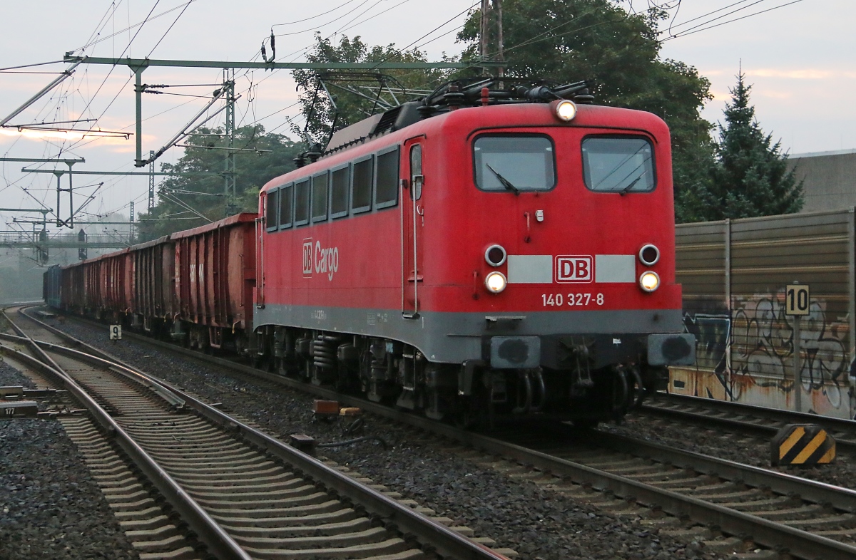 140 327-8 mit gemischtem Güterzug in Fahrtrichtung Seelze. Aufgenommen am 02.10.2014 in Hannover Linden-Fischerhof.