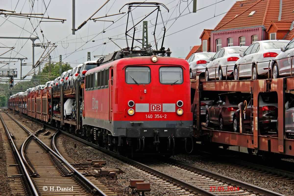 140 354-2 mit einem Autozug am 27.05.2014 in Hannover Linden Fischerhof.