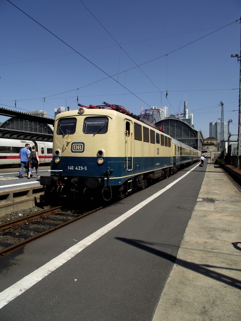 140 423-5 steht mit einen Sonderzug in Frankfurt am Main Hbf Gleis 1a am 17.08.13