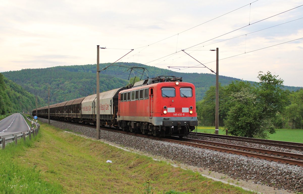 140 432-6 (BayernBahn) mit dem Henkelzug zu sehen am 18.05.17 bei Neuendorf.