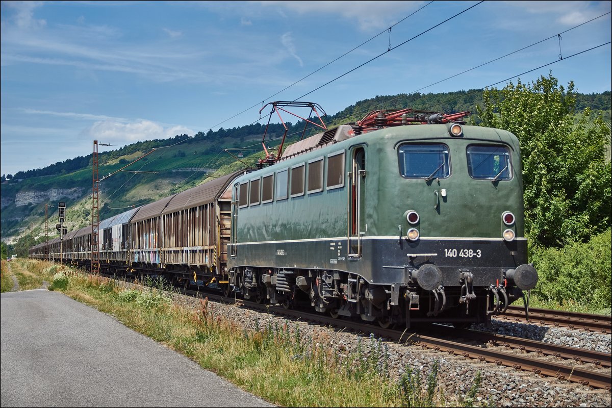 140 438-3 ist mit einen Autozug am 05.07.2017 bei Thüngersheim unterwegs.