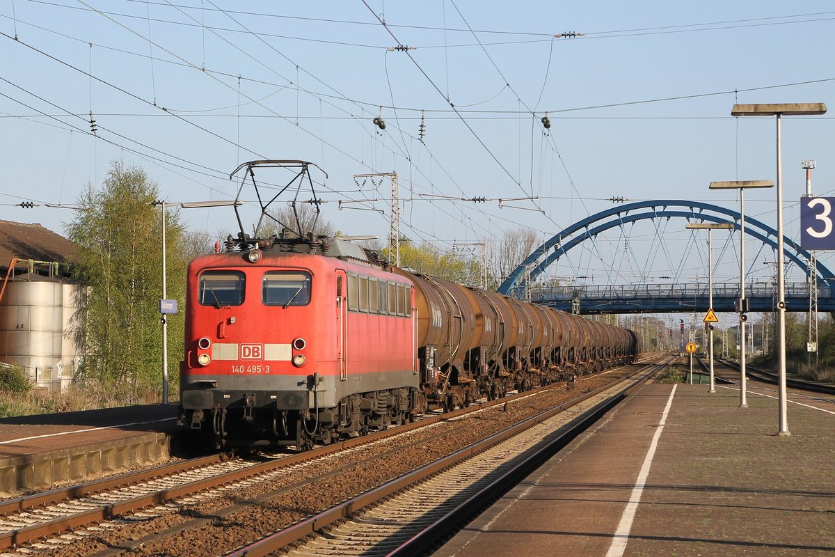 140 495-3 (Baujahr: 1964) mit einem Güterzug nach Emden auf Bahnhof Salzbergen am 20-4-2016.