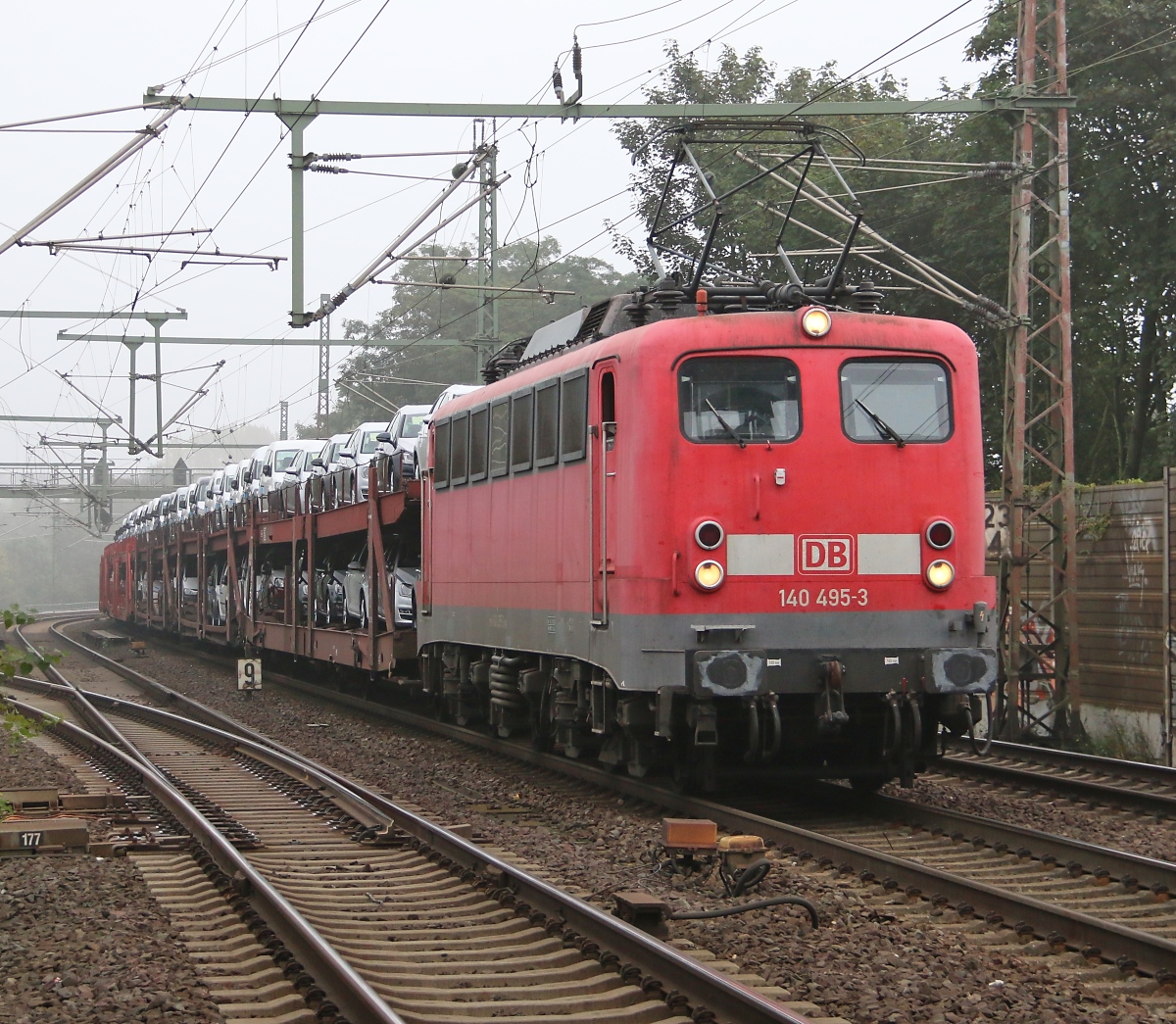 140 495-3 mit Autotransportwagen in Fahrtrichtung Seelze. Aufgenommen in Hannover Linden-Fischerhof am 20.09.2014.