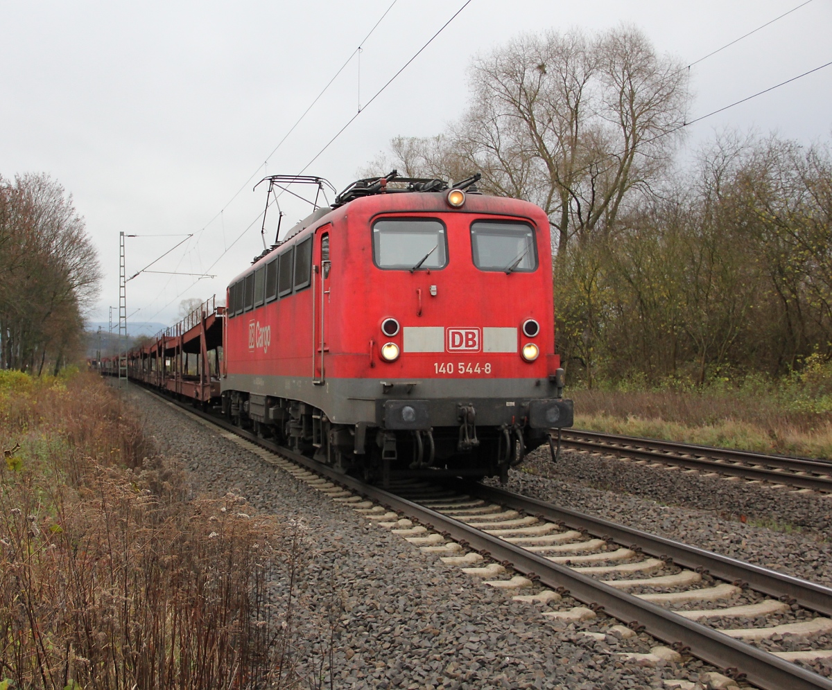140 544-8 mit leeren Autotransportwagen in Fahrtrichtung Süden. Aufgenommen in Wehretal-Reichensachsen am 23.11.2013.
