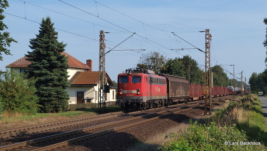 140 600-8 bringt am 27.08.13 einen gemischten Gterzug durch Drverden Richtung Hannover/Seelze.