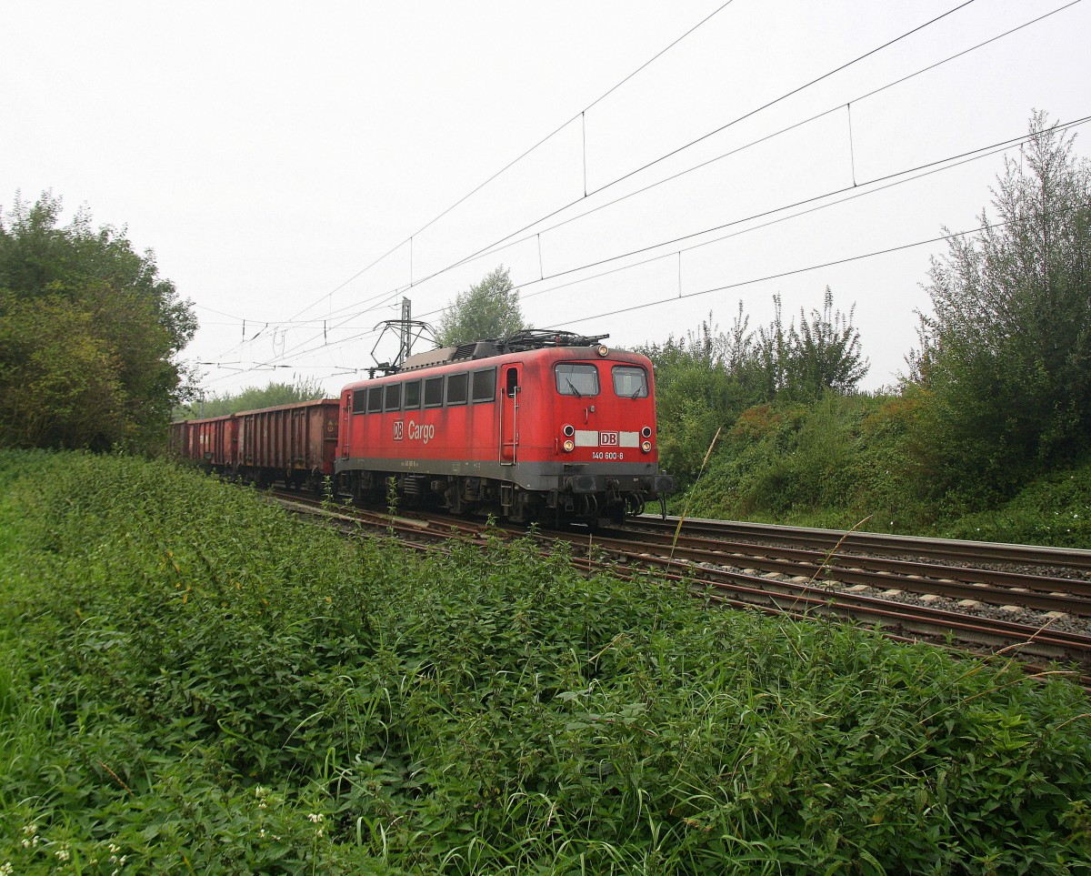 140 600-8 DB Cargo kommt aus Richtung Aachen-West,Laurensberg,Richterich, und fährt in Richtung Kohlscheider-Bahnhof,Herzogenrath,Neuss mit einem kurzen Schrottzug aus Aachen-West nach Neuss.
Aufgenommen bei Wilsberg in Kohlscheid bei Nebel am 6.9.2014.