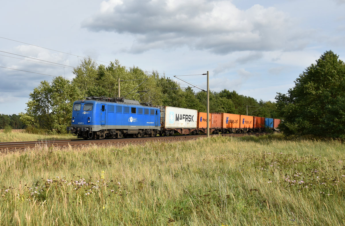 140 627-1 der EGP kam mit einem Containerzug aus dem Hagenower Land. 3km östlich von Büchen, 31.08.2018.