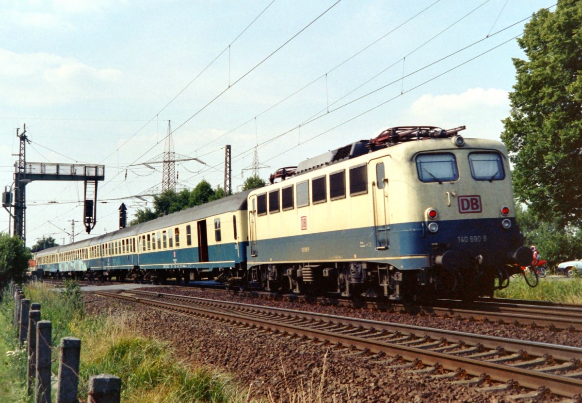 140 690 am Schluss des SE 4466 (Verden [Aller]–Bremen-Vegesack) am 22.07.1996 zwischen Verden (Aller) und Langwedel