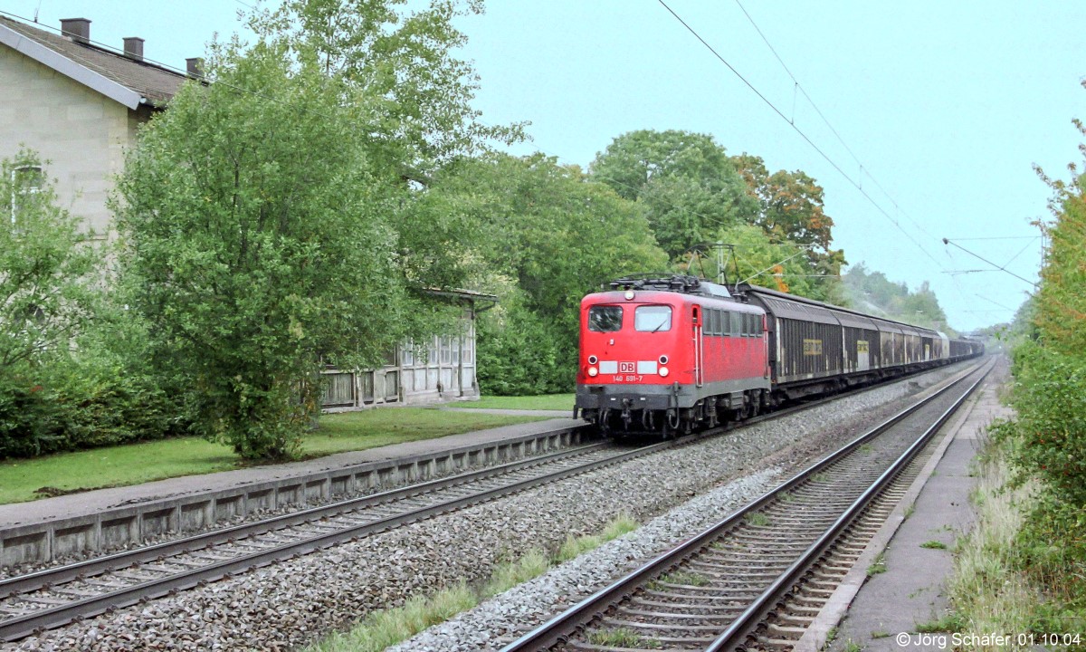 140 691 fuhr am 1.10.04 mit einem Güterzug nach Ansbach durch Burgbernheim-Wildbad. Die seit 25 Jahren ungenutzten Bahnsteige waren von Gestrüpp überwuchert,  die Gleise aber sauber...