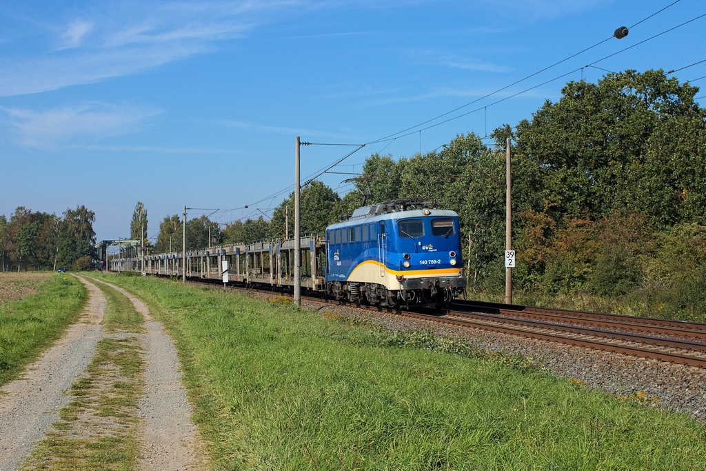 140 759 transportierte am 3.10.2015 leere Autotransportwagen bei Peine gen Braunschweig