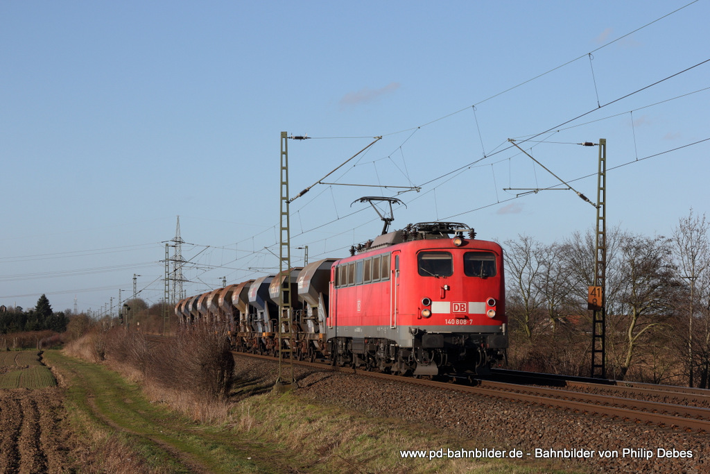 140 808-7 (DB Schenker) mit einem Schotterzug in Meerbusch Osterath, 2. Februar 2014