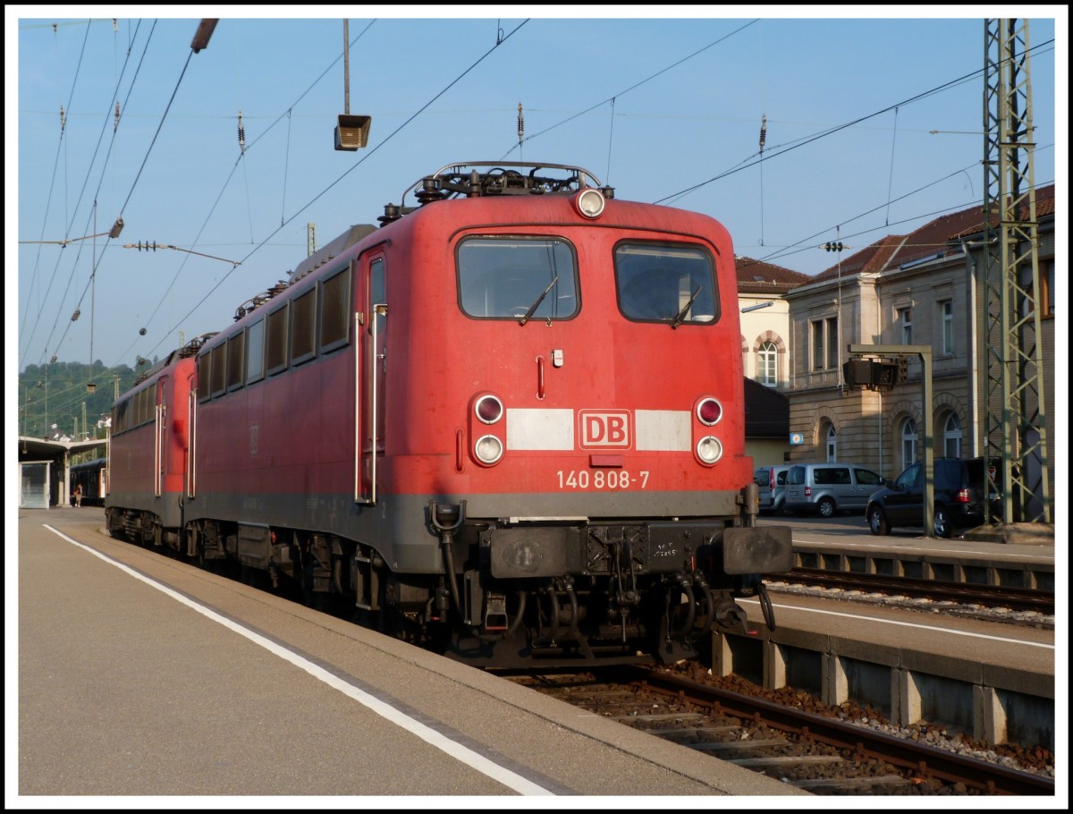 140 808 und die weitere 140 von DB Fahrwege stehen am 14.8.13 in Tübingen Hbf abgestellt.