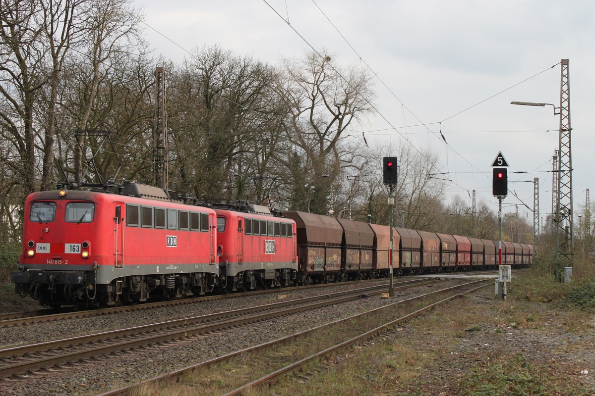 140 815 (RBH 163) und 140 801 (RBH 165) zogen am 17.3.14 einen Kohlezug aus Großkrotzenburg durch Ratingen-Lintorf.