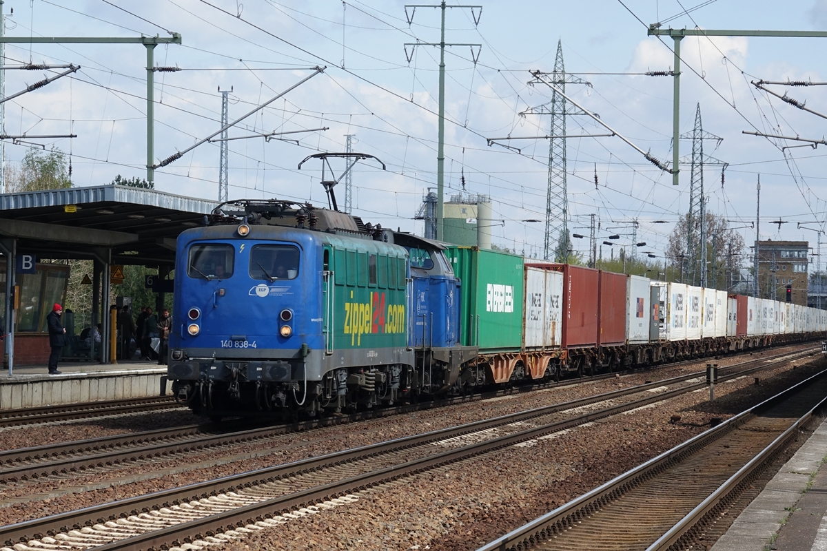 140 838-4 der EGP mit Wagenlok 212 279-4 (HBC/EGP) und Containerzug in Berlin Schönefeld Flughafen am 20.04.2017