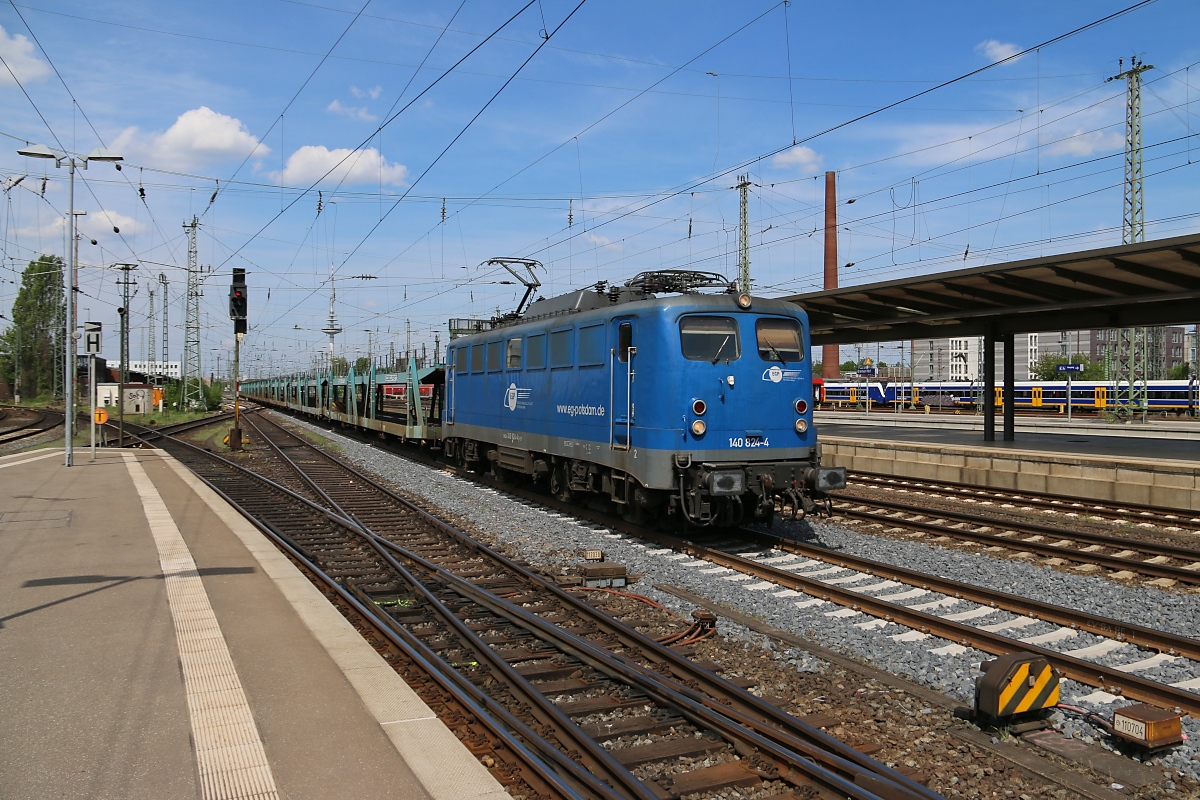 140 842-4 der EGP mit leeren Autotransportwagen im Hauptbahnhof Bremen. Aufgenommen am 11.05.2016.