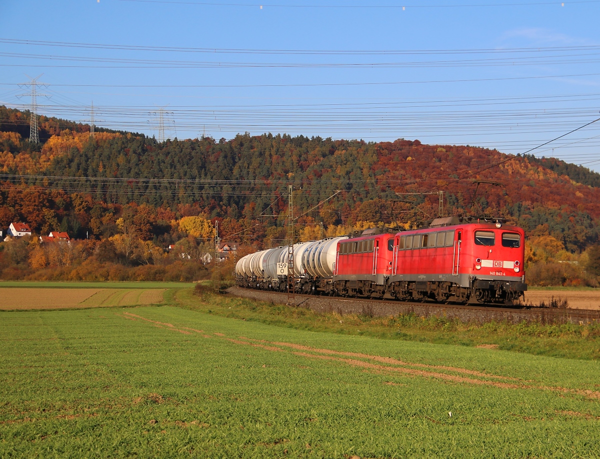 140 843-4 in Doppeltraktion mit 140 858-2 und Kesselwagenzug in Fahrtrichtung Süden. Aufgenommen zwischen Mecklar und Ludwigsau-Friedlos am 01.11.2015.
