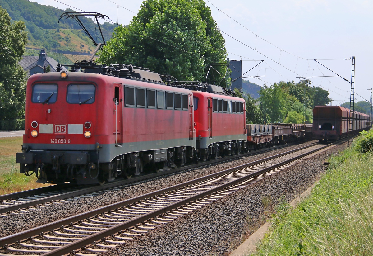 140 850-9 in Doppeltraktion mit 140 805-3 und leeren Flachwagen in Fahrtrichtung Bonn. Aufgenommen am 17.07.2015 in Leutesdorf.